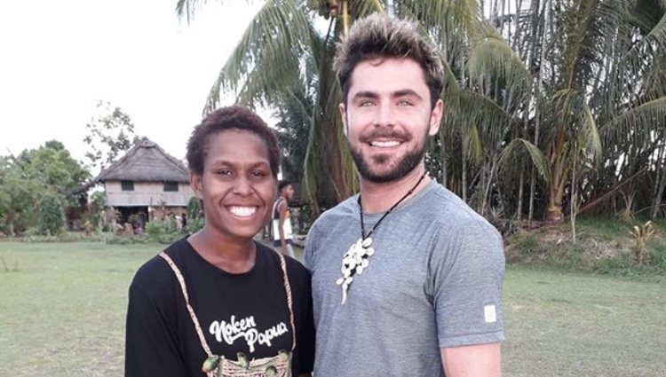 Zac Efron con un aldeano de Kamanabit, Papúa Nueva Guinea/Facebook 
