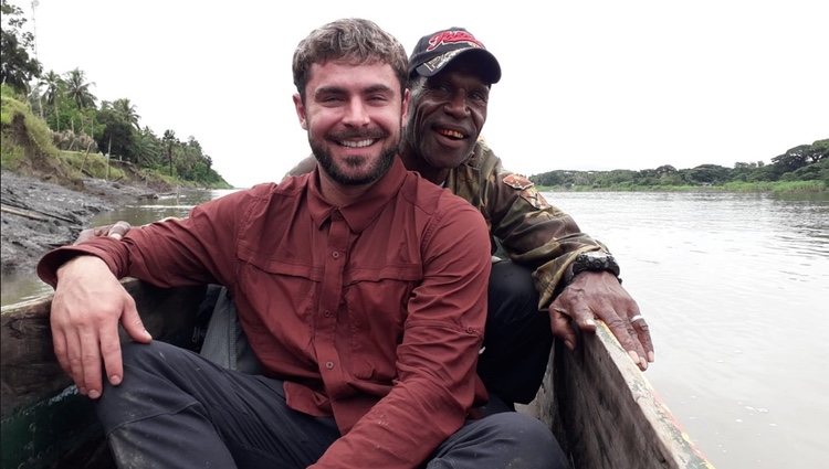 Zac Efron viajando en canoa con su guía turístico/Facebook