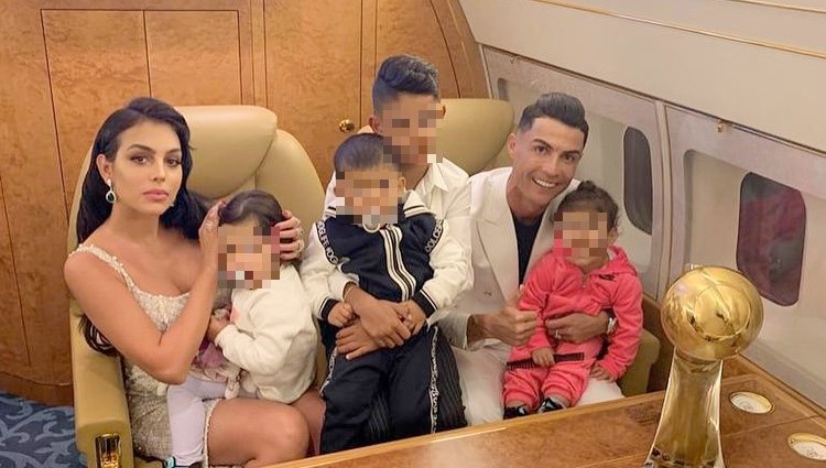 Cristiano Ronaldo y Georgina Rodríguez con sus hijos marchándose de Dubai / Instagram