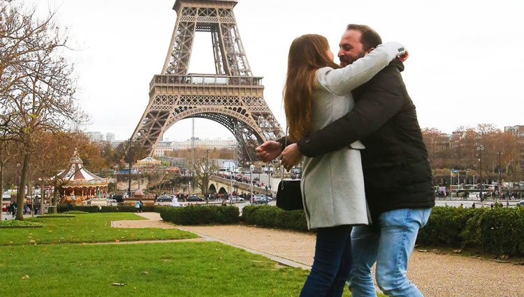 Antonio Tejado pidiendo matrimonio a su novia en París/ Foto: redes sociales