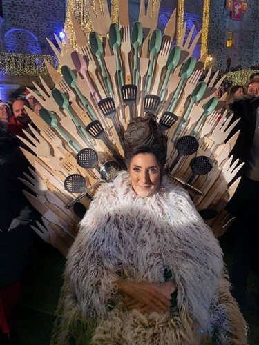 Paz Padilla llegando en un trono que emula a 'Juego de Tronos'/Instagram