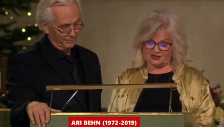 Los padres de Ari Behn durante su lectura en el funeral de su hijo