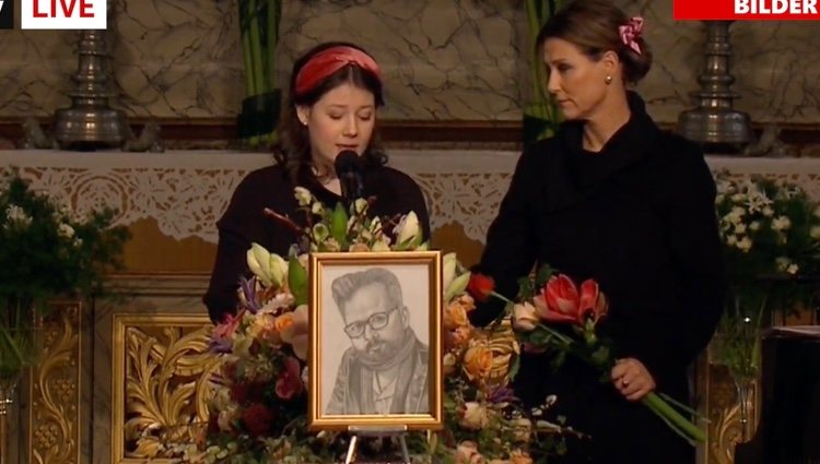 Maud Behn realiza una lectura en el funeral de su padre