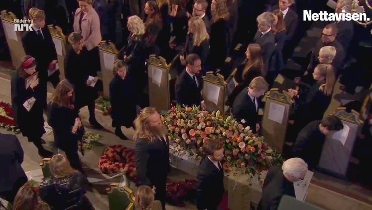 Familiares y amigos de Ari Behn portan su ataúd tras el funeral