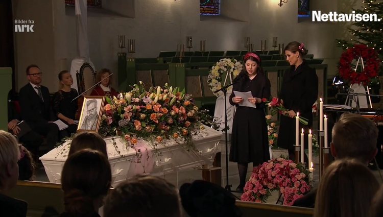 Maud Behn lee un discurso en el funeral de su padre