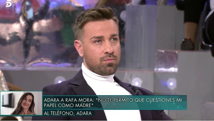 Rafa Mora hablando con Adara en 'Sábado Deluxe'|Foto: telecinco.es