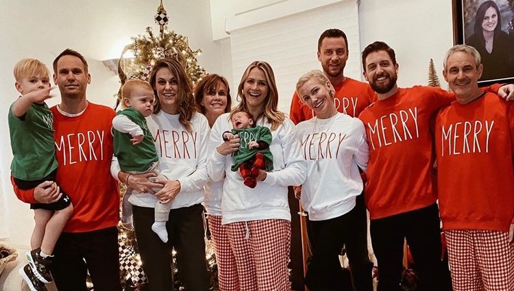 Mathew Rodgers celebrando la Navidad con Katie Cassidy y su familia/Instagram