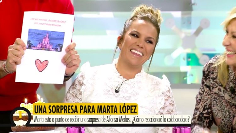 Marta López emocionada al recibir el regalo en 'Ya es mediodía