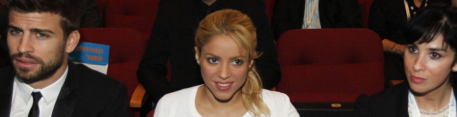 Shakira pone como buen ejemplo al Barça en una conferencia ante Gerard Piqué y Simon Peres