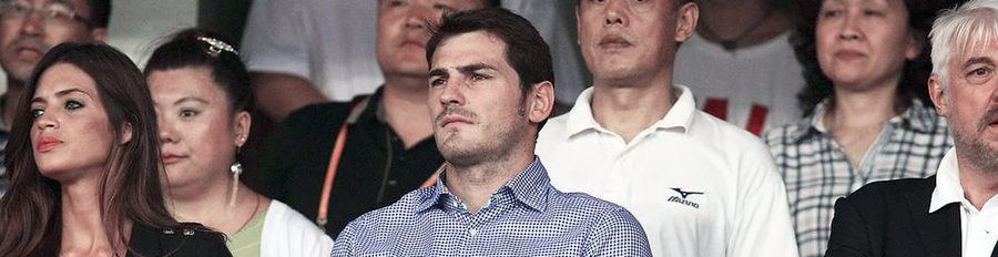 Iker Casillas y Sara Carbonero solidarios y 'futboleros' en China