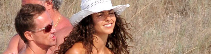 Sete Gibernau se divierte con su novia Laura Barriales en Formentera