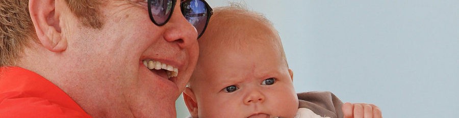 Elton John y David Furnish disfrutan de su pequeño Zachary en Venecia