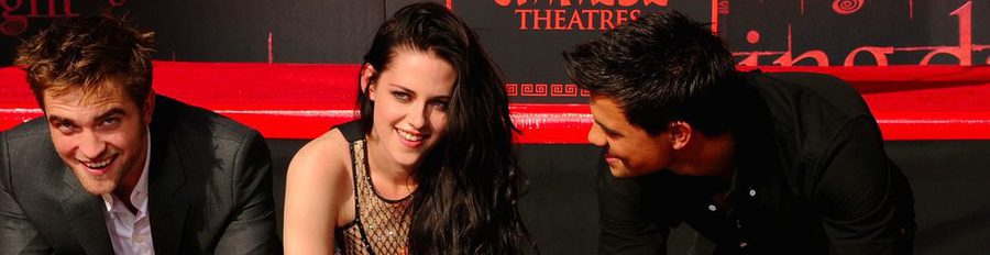 Robert Pattinson, Kristen Stewart y Taylor Lautner plasman sus huellas en el Teatro Chino de Los Ángeles