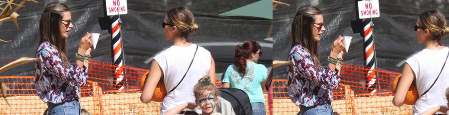Jessica Alba y Alessandra Ambrosio, dos amigas que compran calabazas con sus hijos para Halloween