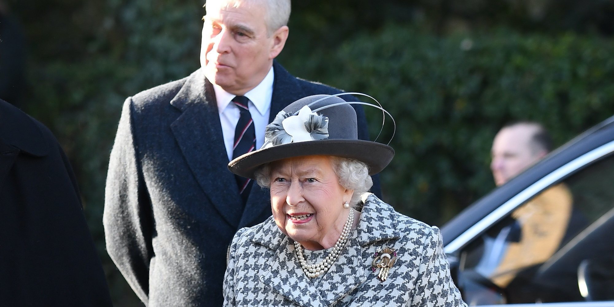 La Reina Isabel y el Príncipe Andrés aparecen tras la renuncia de Harry y Meghan a ser Altezas Reales