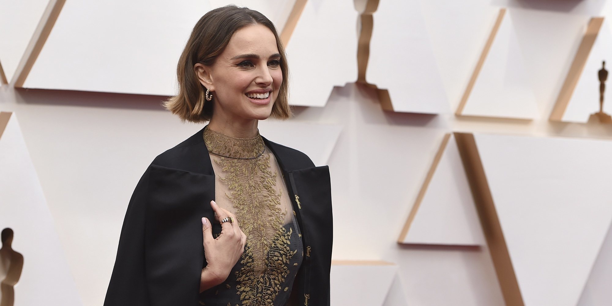La capa bordada más reivindicativa y feminista de Natalie Portman para los Premios Oscar 2020