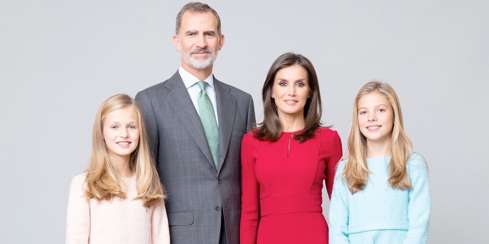 Lo que la Familia Real dice con los retratos oficiales de los Reyes Felipe y Letizia y sus hijas Leonor y Sofía