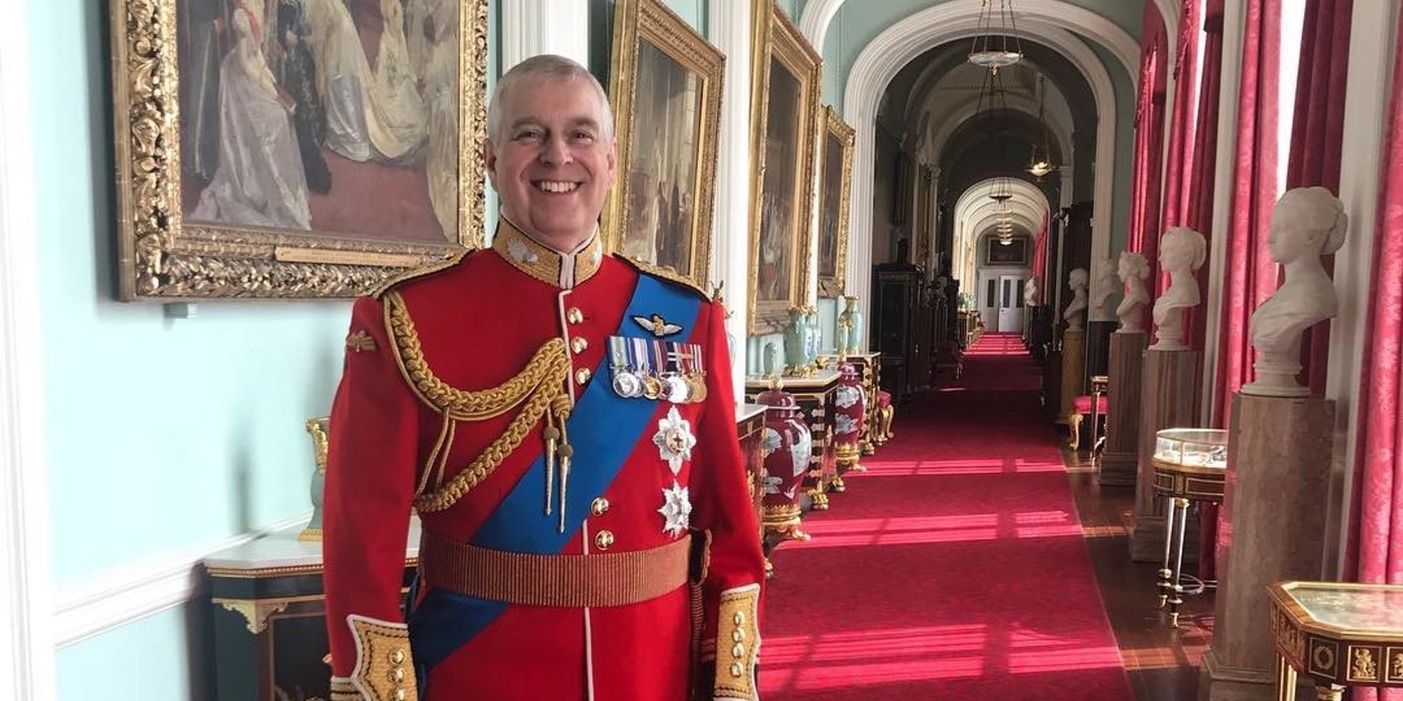 El Príncipe Andrés dejó a la modelo Caprice Bourret sentarse en el trono de la Reina Isabel en Buckingham Palace