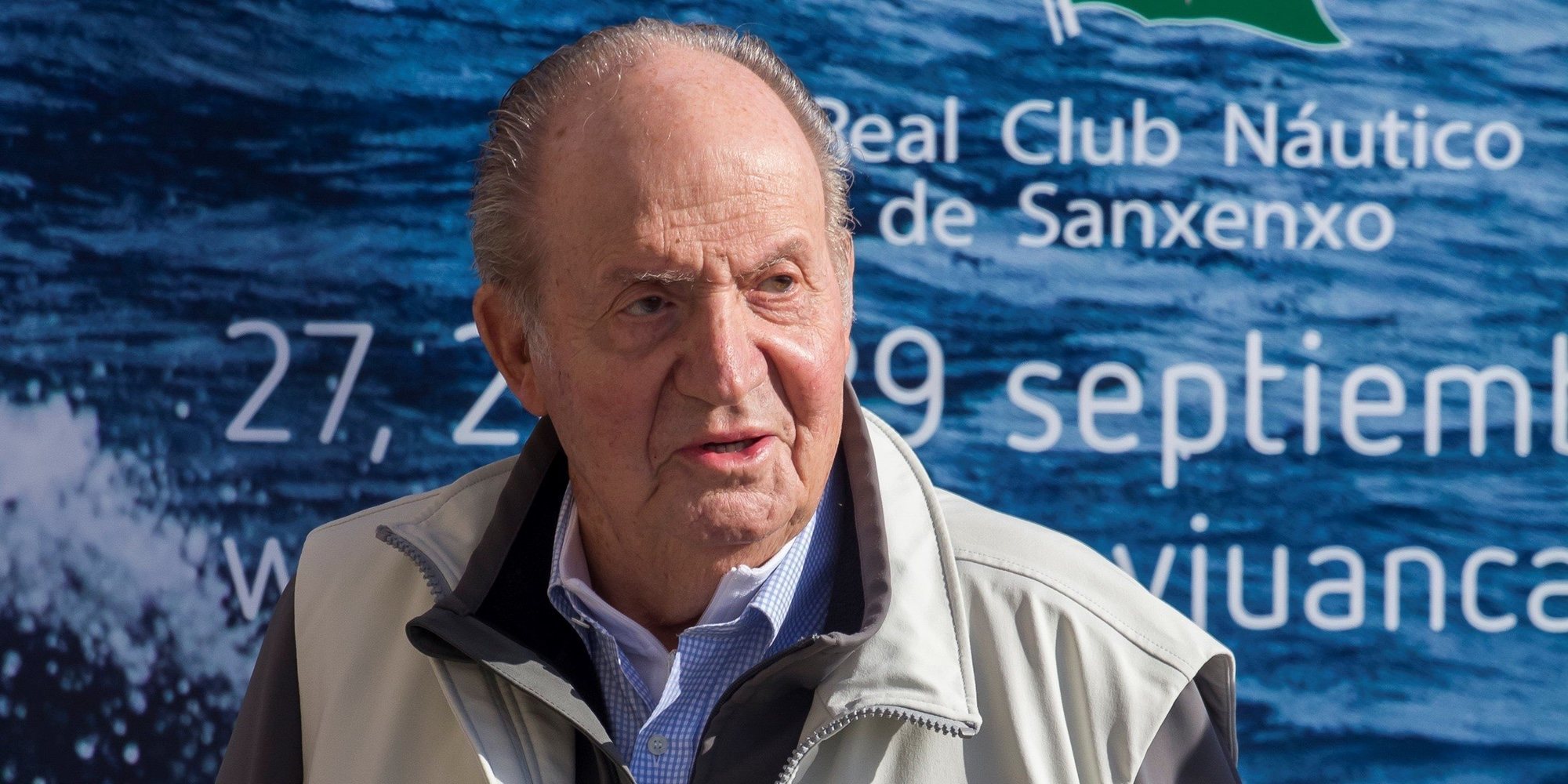 El Rey Juan Carlos sufre una caída al tropezar al salir de su coche