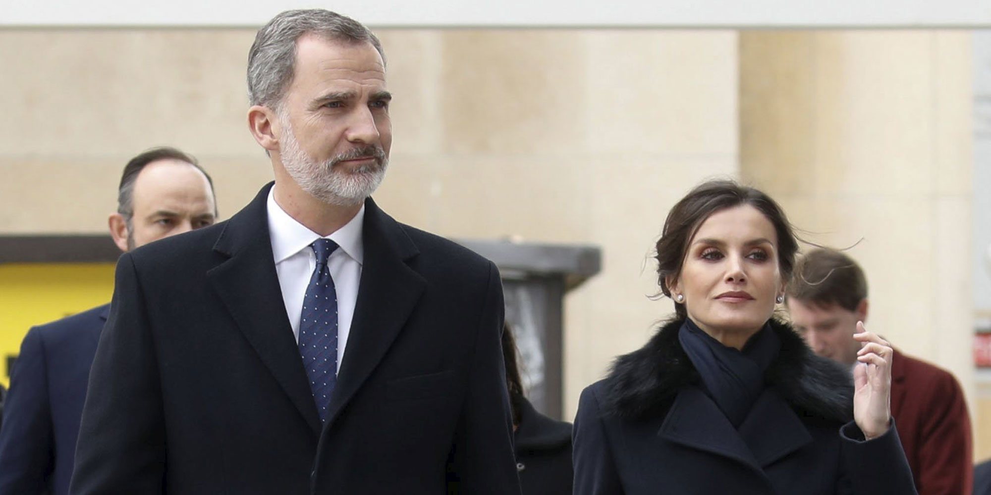 Los Reyes Felipe y Letizia ante el coronavirus: actos cancelados en España, aglomeración en París y pruebas por Irene Montero