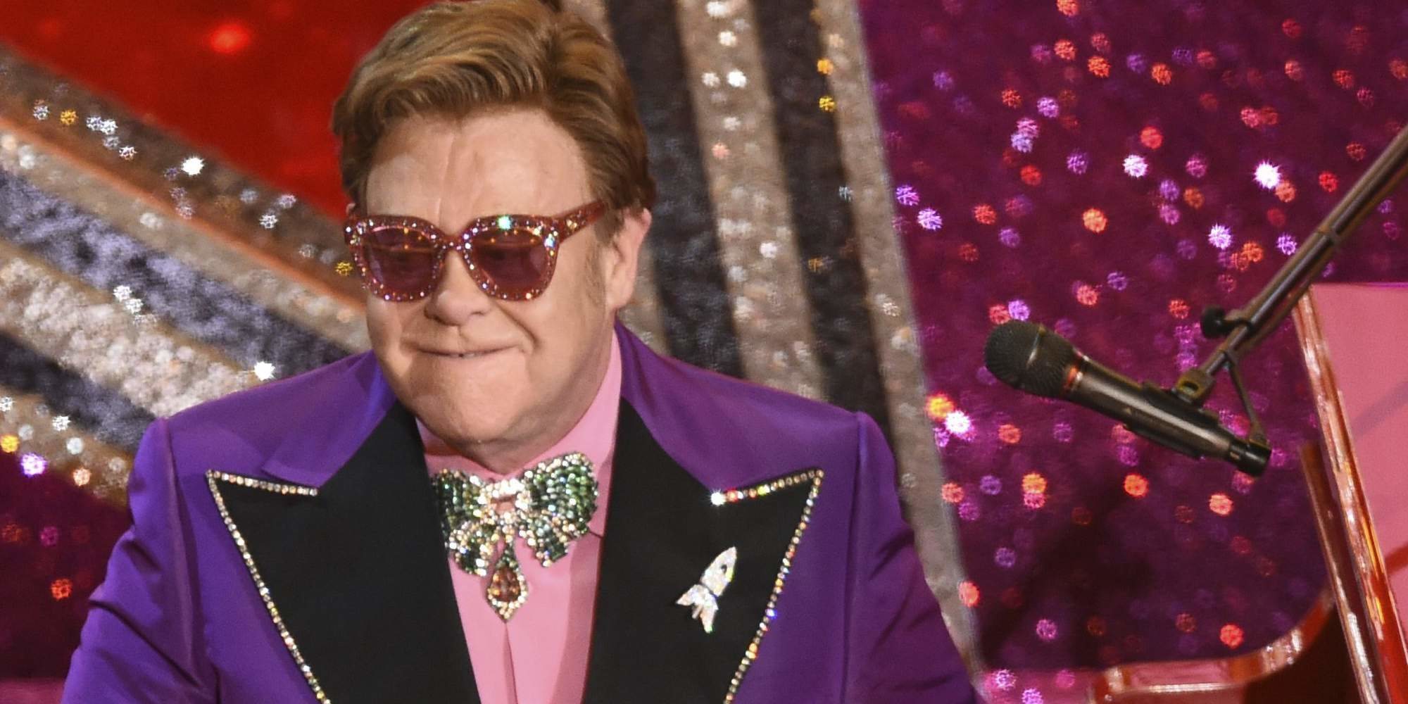 Elton John recauda más de 8 millones de dólares con el concierto solidario que hizo desde casa