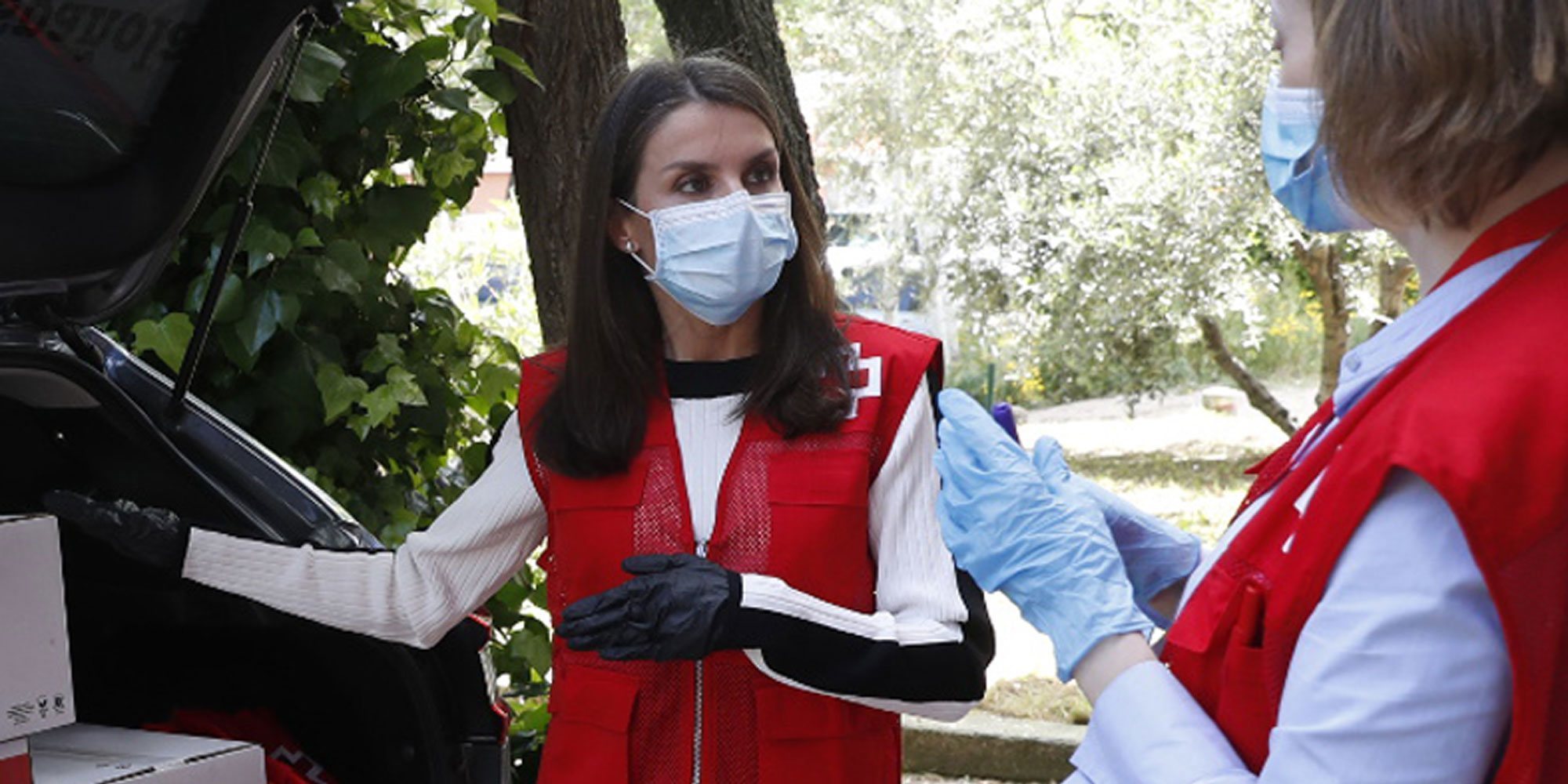 La Reina Letizia visita la sede de Cruz Roja y se convierte en una voluntaria más durante la crisis del coronavirus
