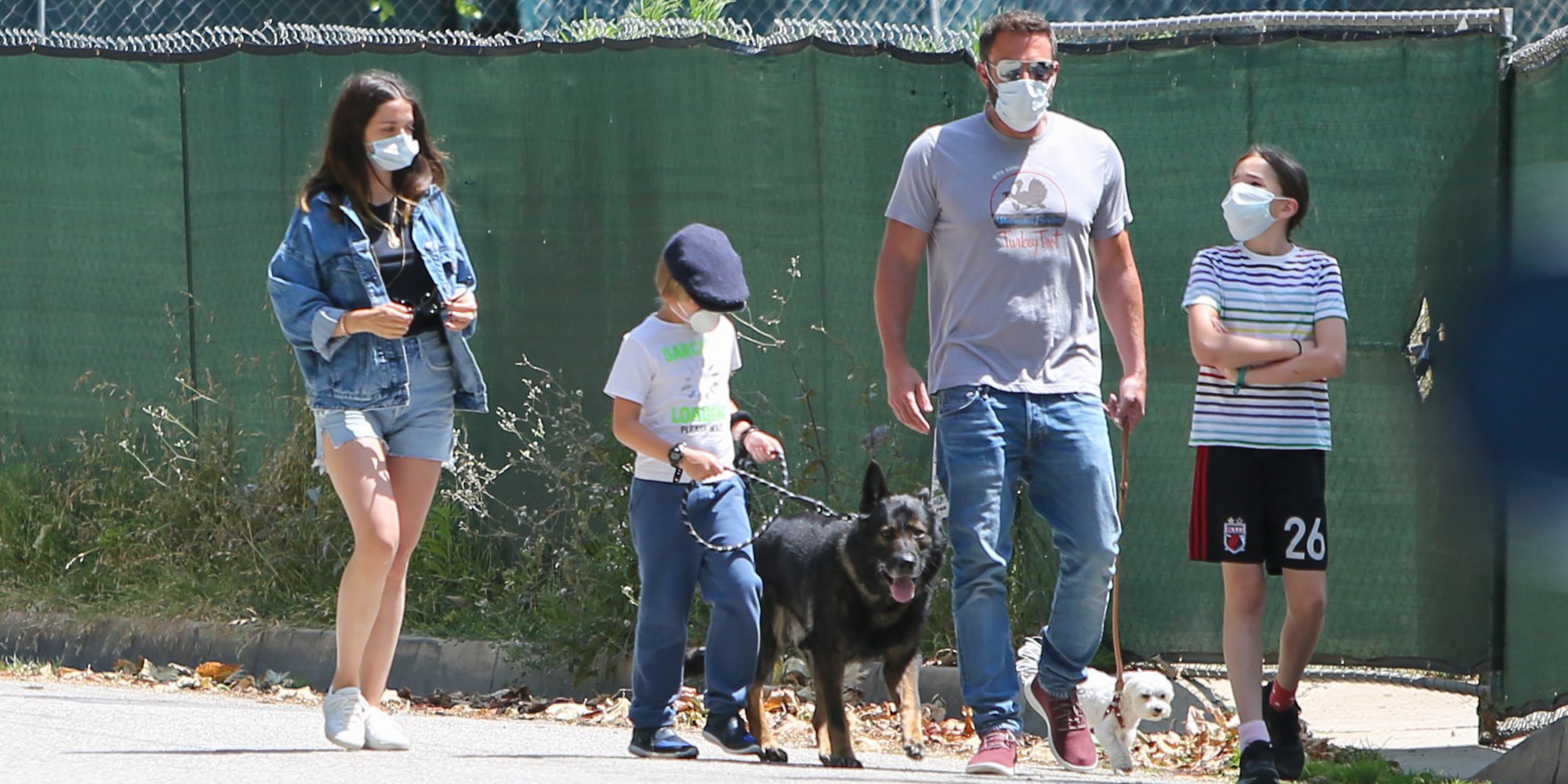 El paseo familiar de Ana de Armas y Ben Affleck con los hijos del actor