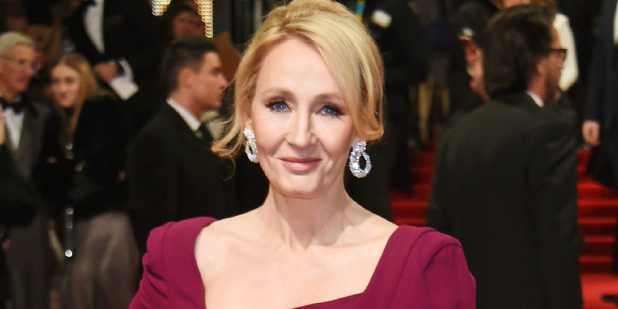 J. K. Rowling, de nuevo tachada de "transfoba" por bromear con la expresión "la gente que menstrúa"