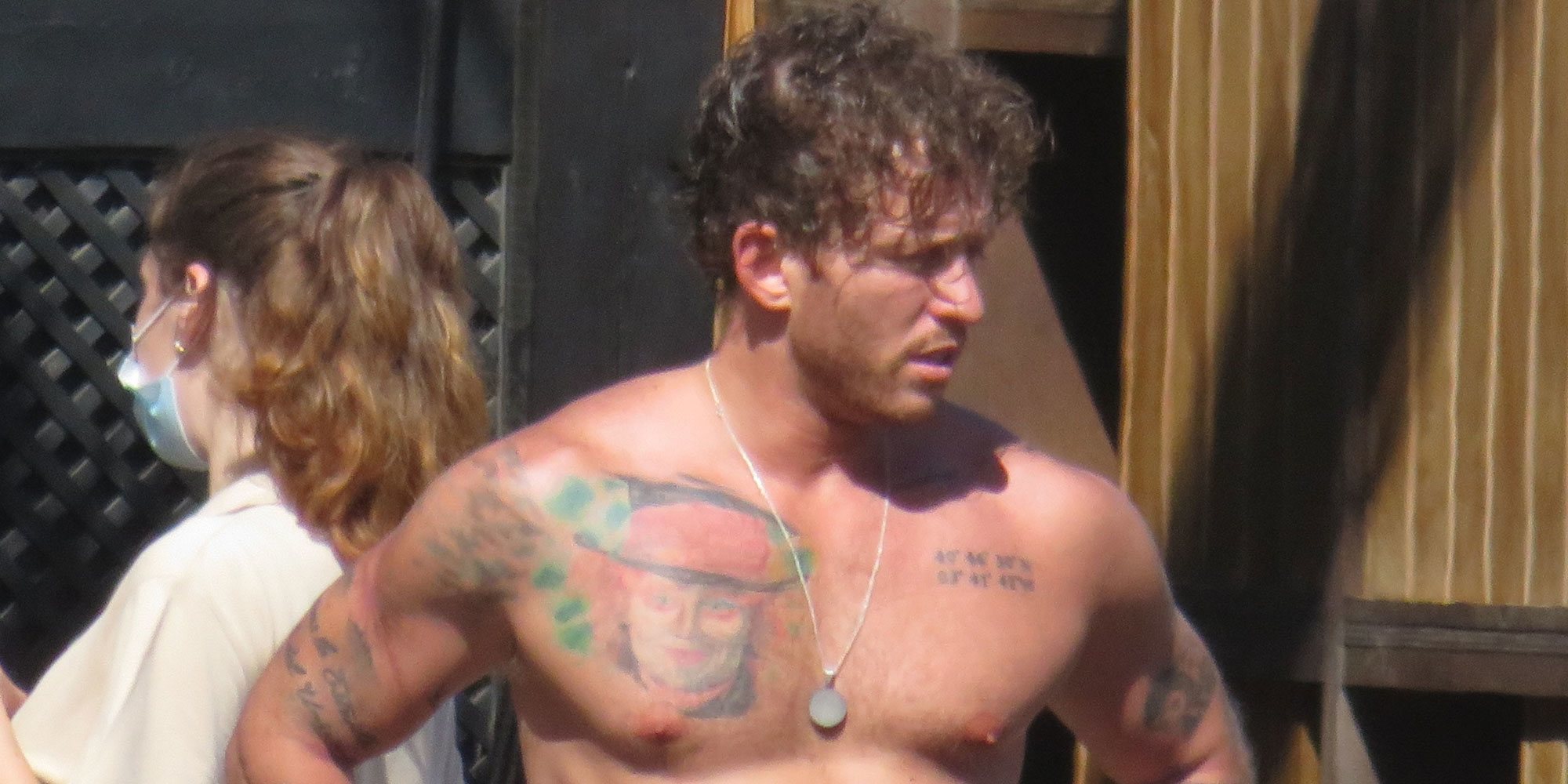 Gonzalo Montoya presume de torso desnudo y tatuajes durante unas vacaciones en Marbella