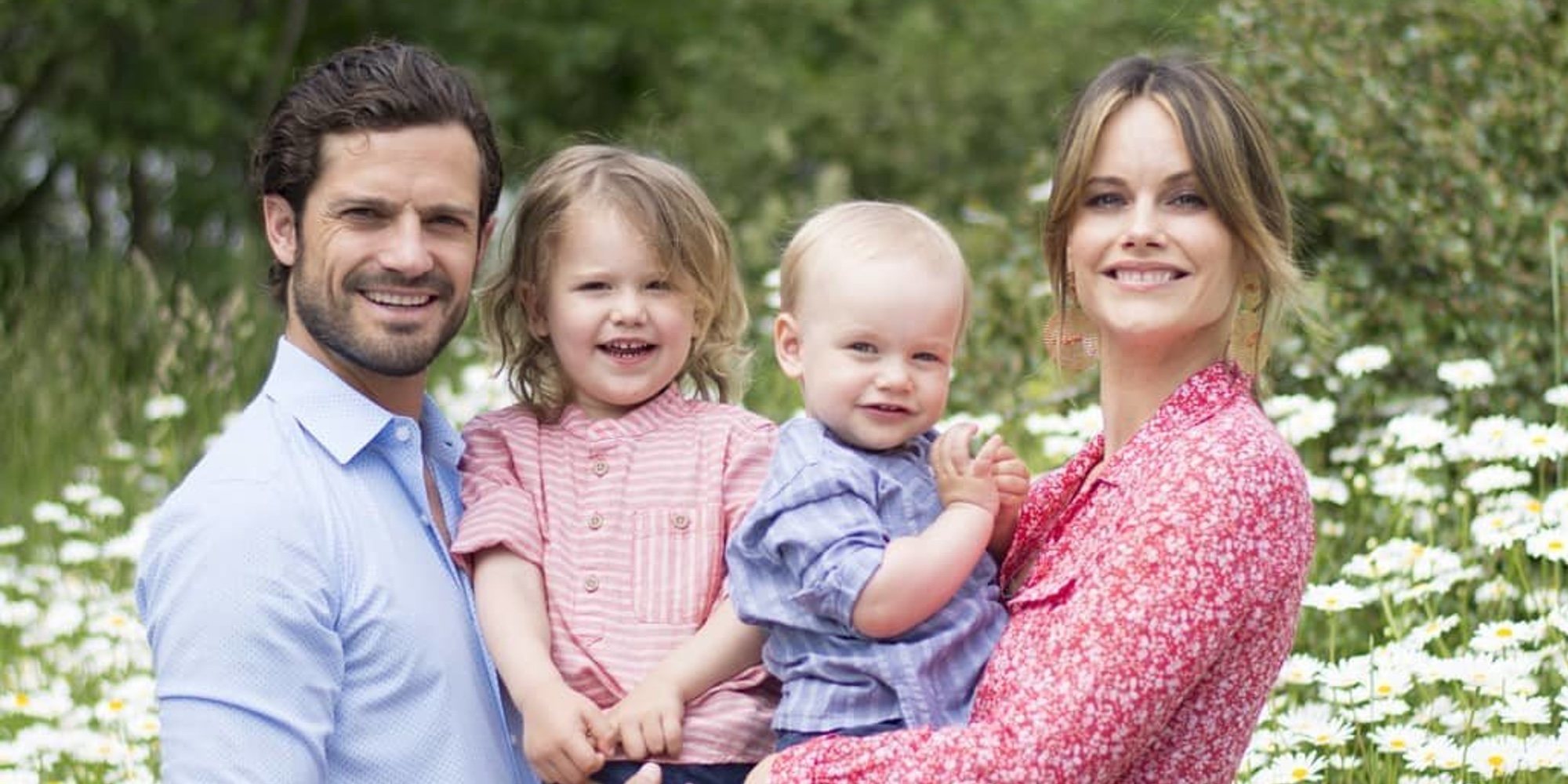 El día de campo y ciclismo del Príncipe Carlos Felipe y Sofia Hellqvist con sus hijos Alejandro y Gabriel