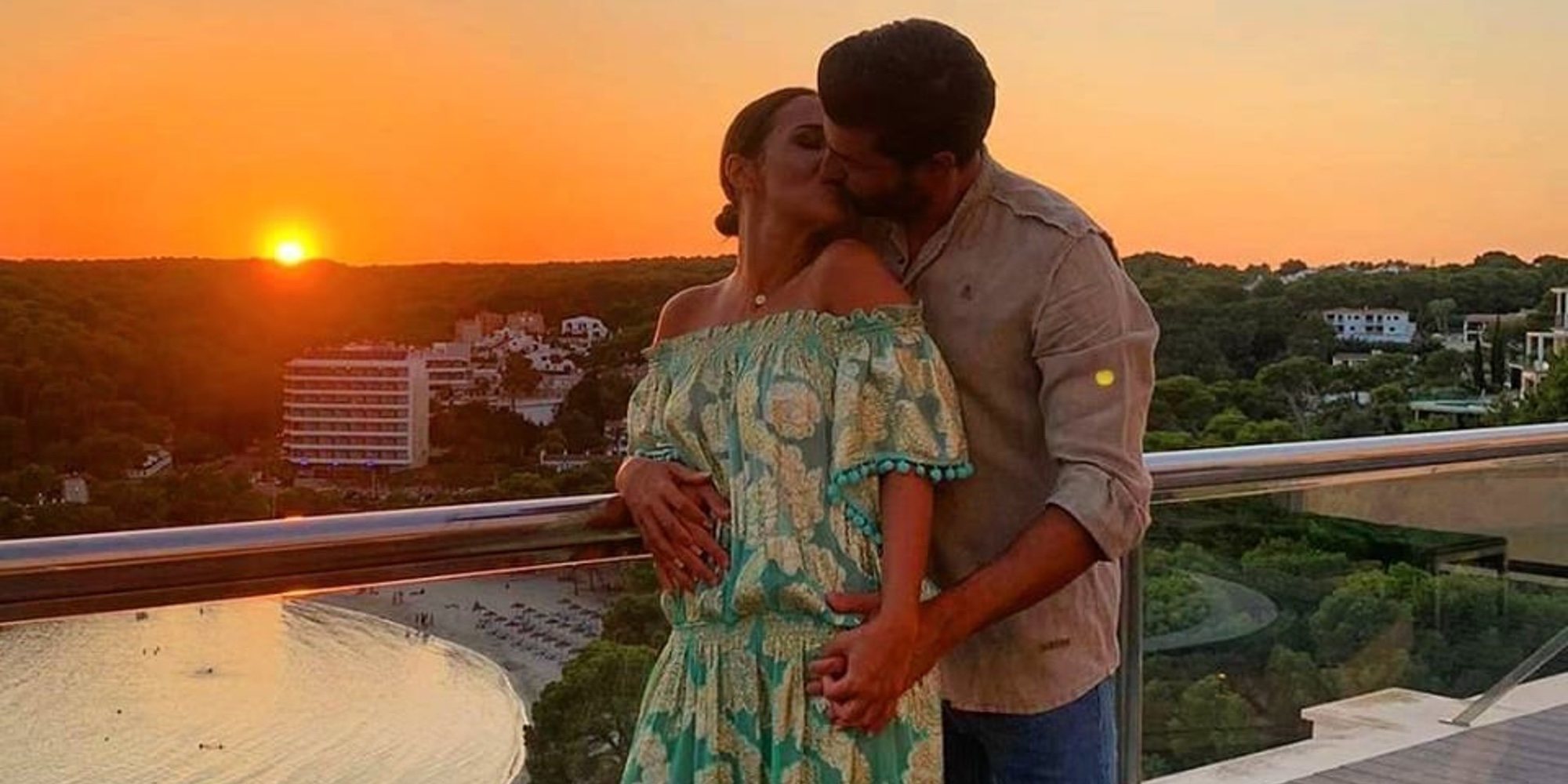 El apasionado beso de Paula Echevarría y Miguel Torres durante sus vacaciones en Menorca