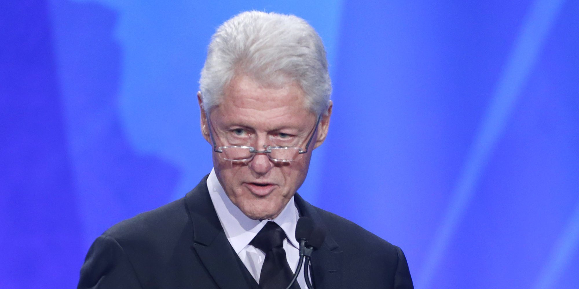 Salen a la luz unas íntimas fotos de Bill Clinton recibiendo un masaje de una de las víctimas de Jeffrey Epstein