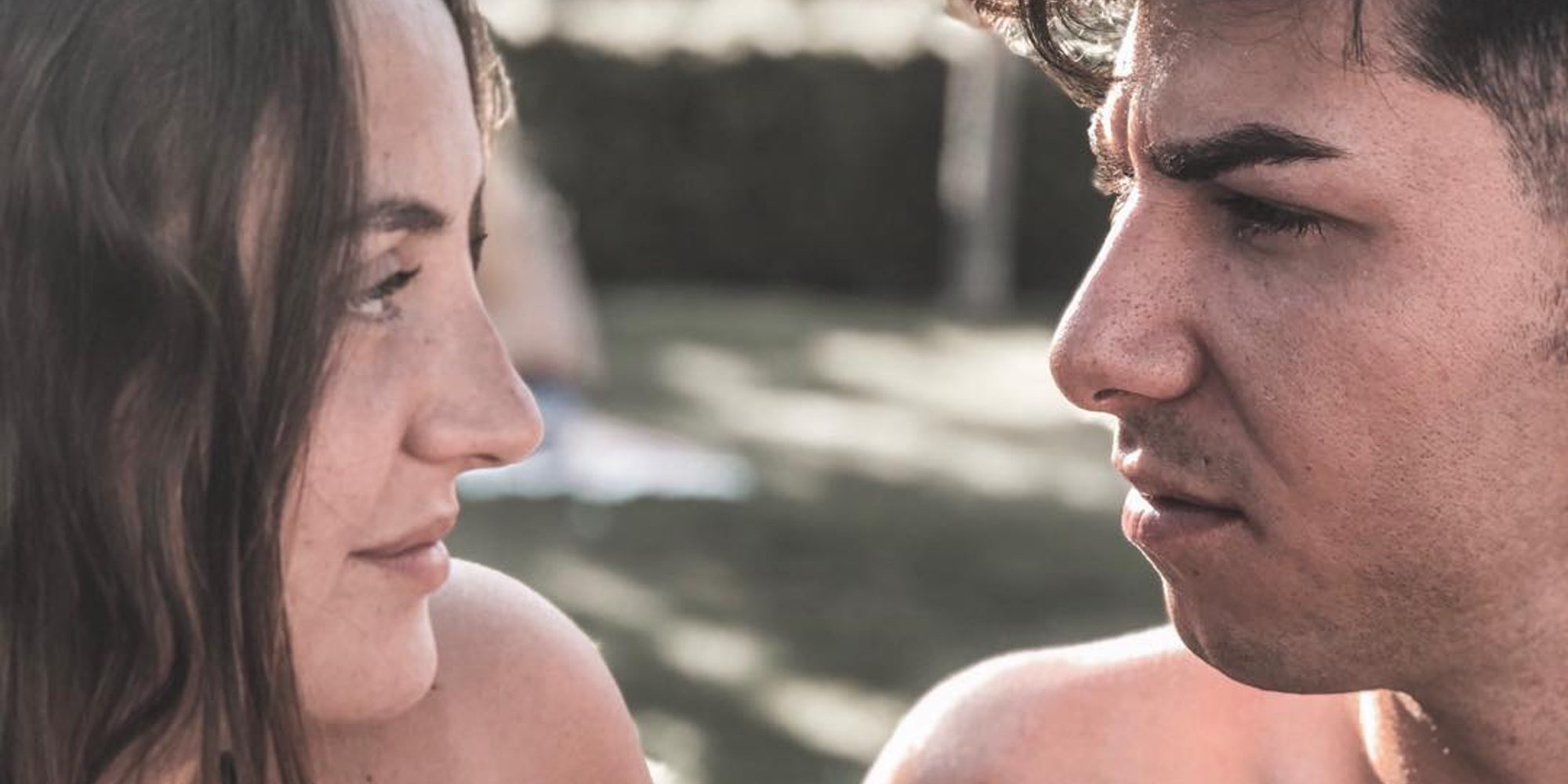Rocío Flores y su novio protagonizan un tenso momento en un chiringuito en Málaga