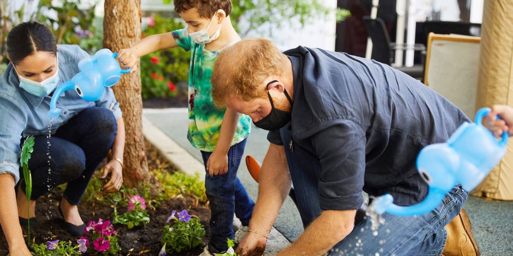El Príncipe Harry y Meghan Markle, dos jardineros solidarios entre niños para recordar a Lady Di