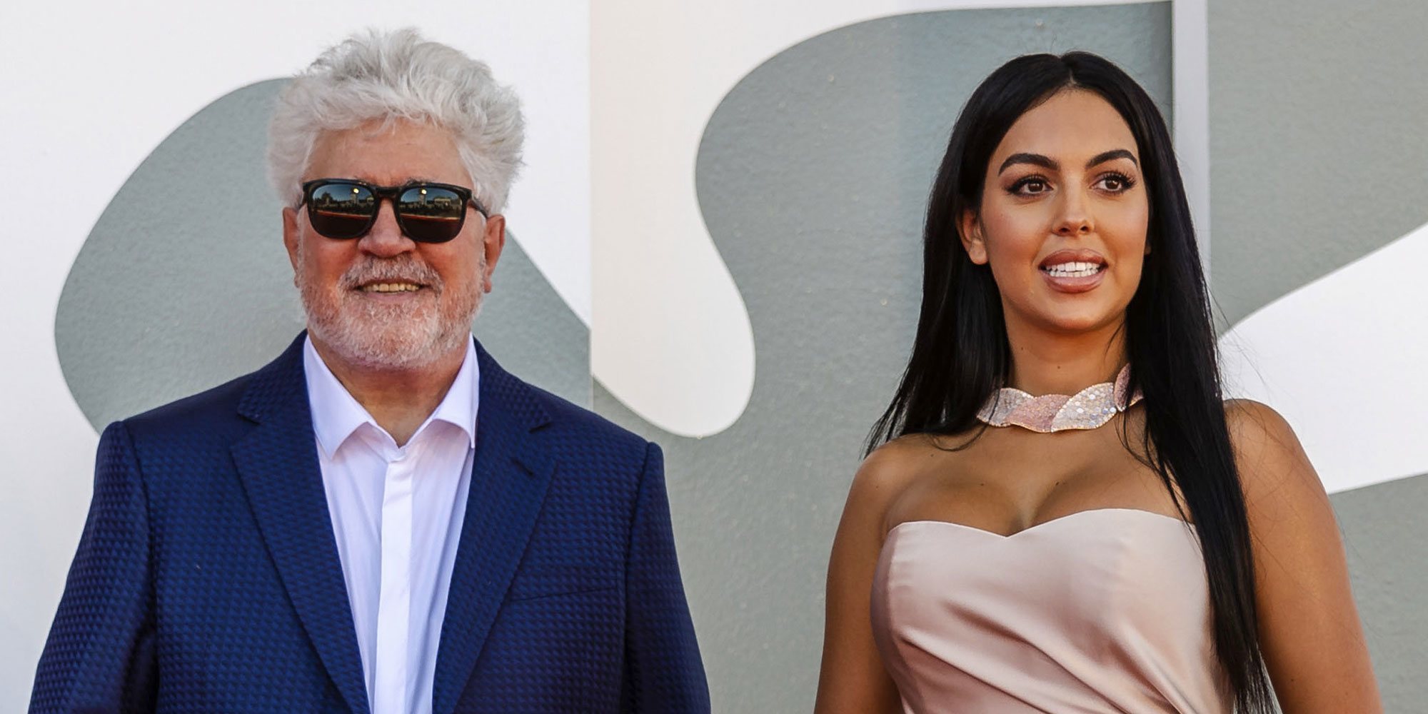 Georgina Rodríguez posa junto a Pedro Almodóvar en el Festival de Venecia 2020 como una estrella de Hollywood más