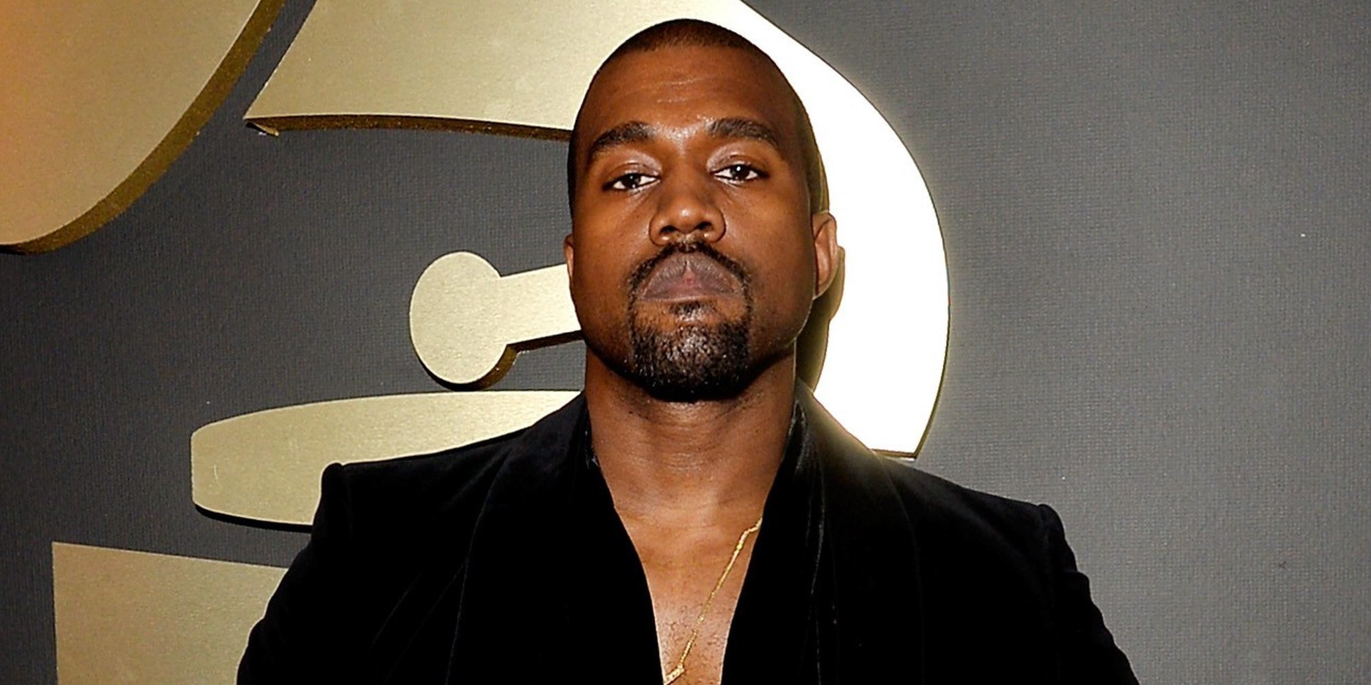 Kanye West publica 114 tuits con todos sus contratos discográficos y un vídeo orinando sobre un Grammy