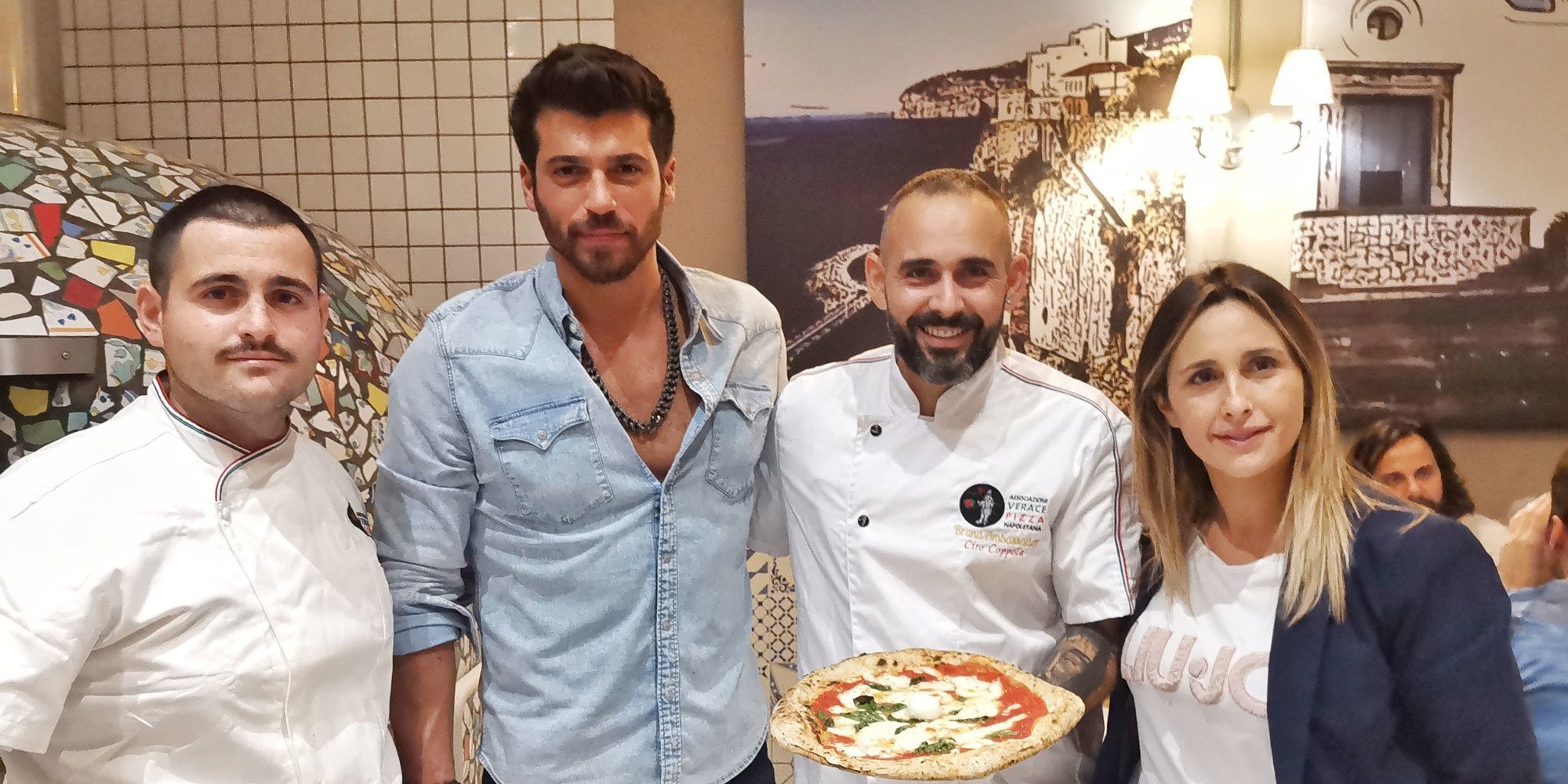Can Yaman revoluciona una pizzería de Milán en su inesperada visita a Italia