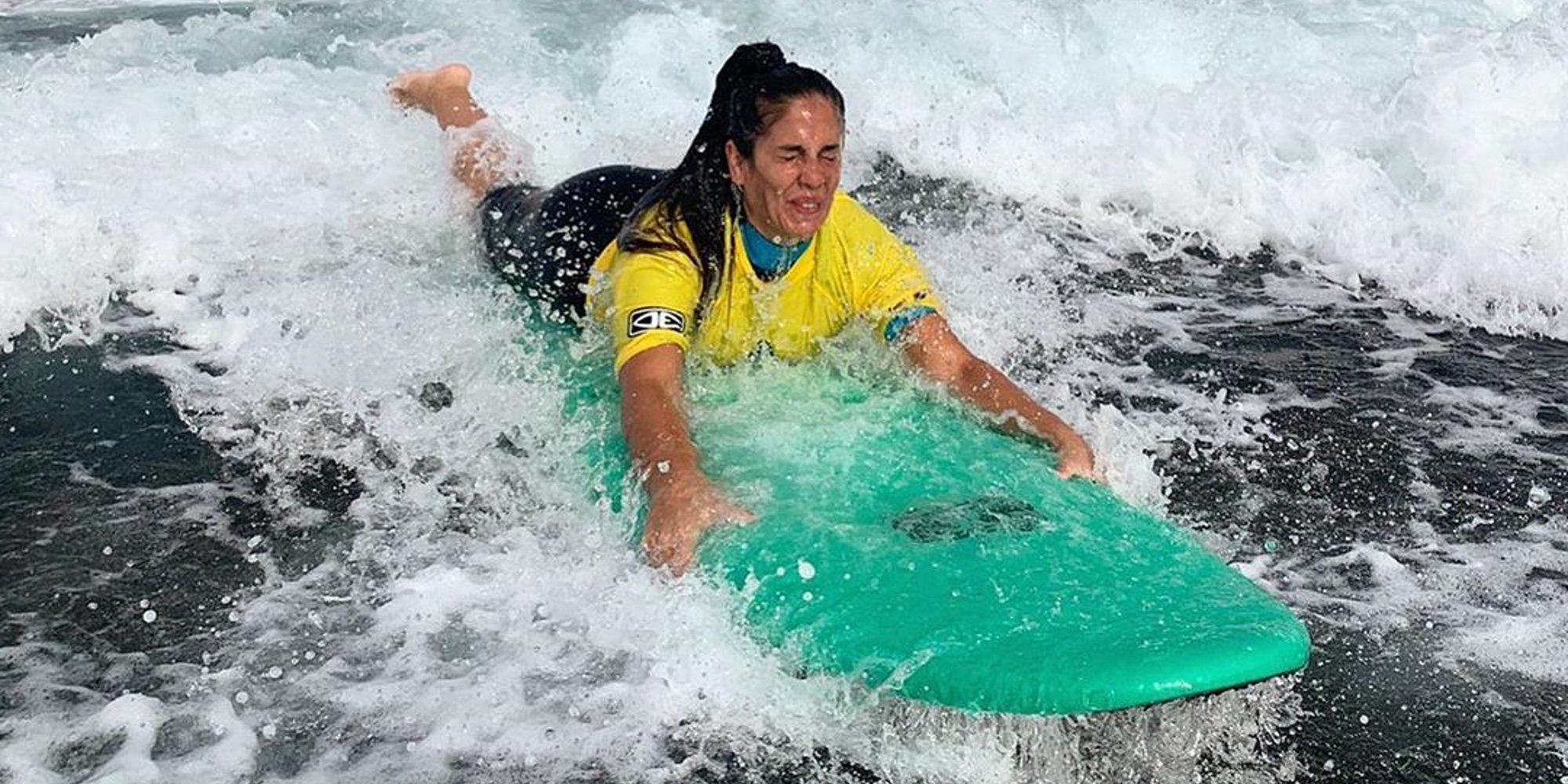 Anabel Pantoja se rompe el peroné haciendo surf: "Me han sacado entre cuatro personas"