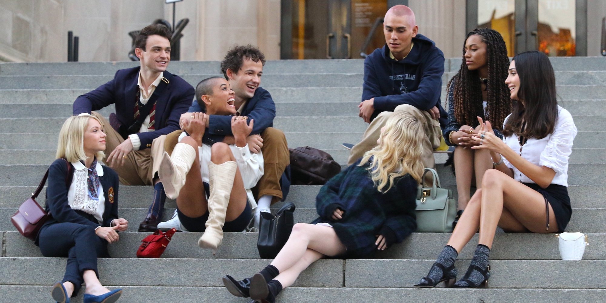 El nuevo elenco de 'Gossip girl' rueda en las icónicas escaleras del MET de Nueva York