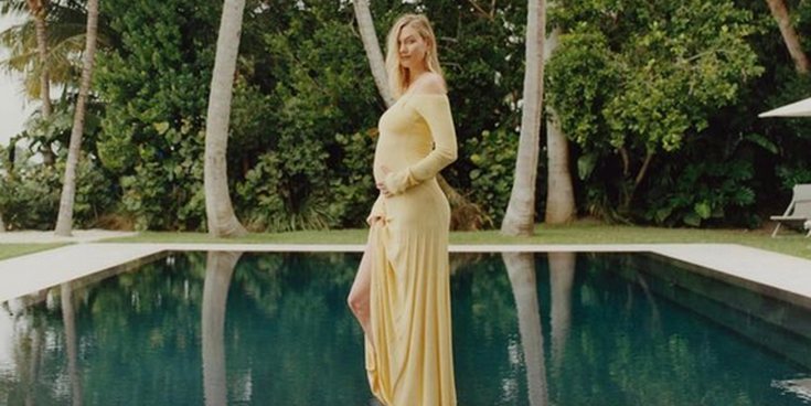 Karlie Kloss presume de embarazo en bikini