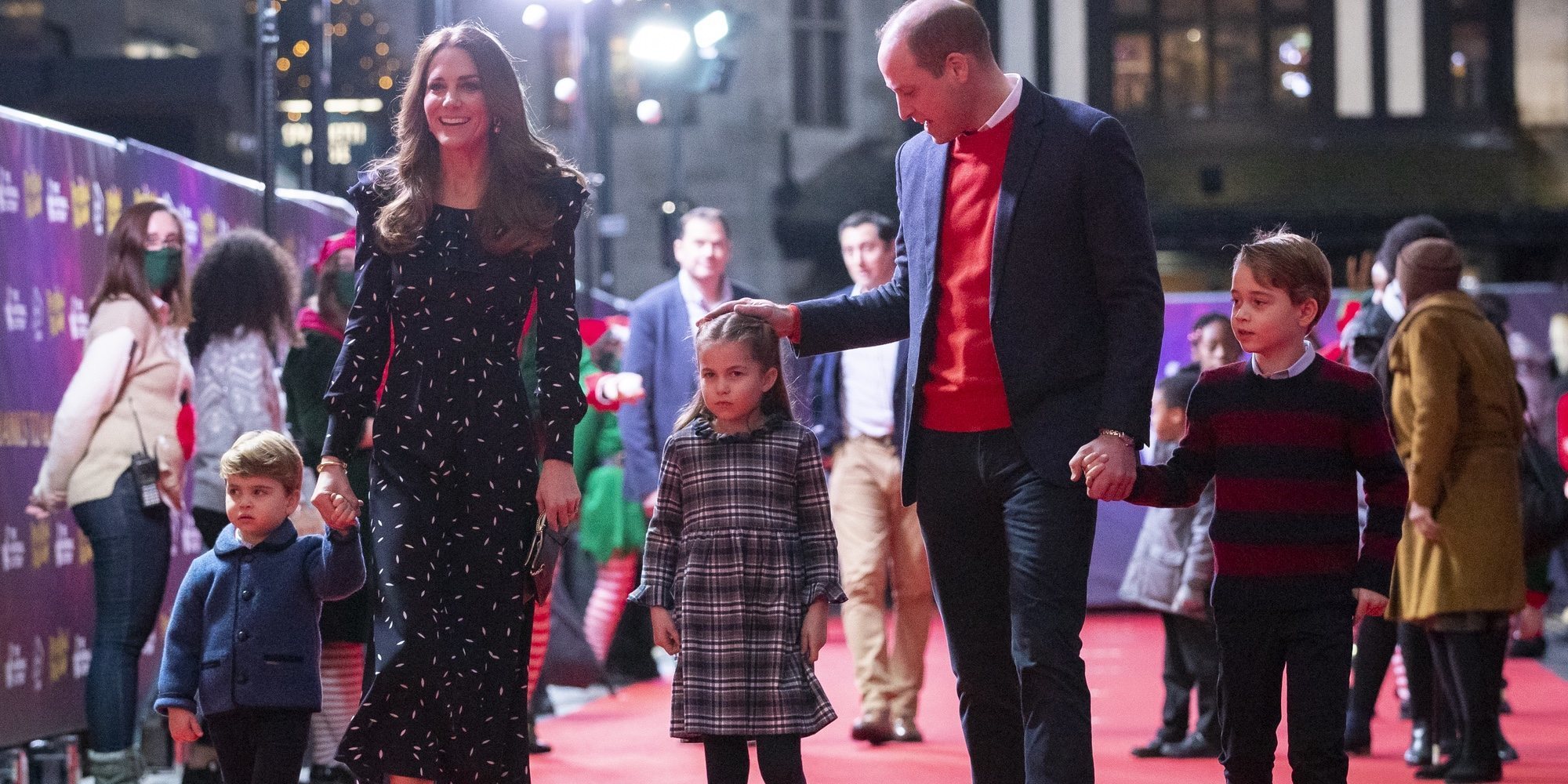 Los Príncipes Jorge, Carlota y Luis de Cambridge debutan en una alfombra roja por Navidad
