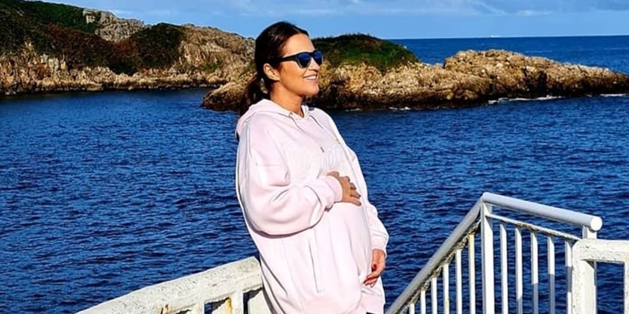 Paula Echevarría presume de embarazo cogiendo energía del mar en Asturias