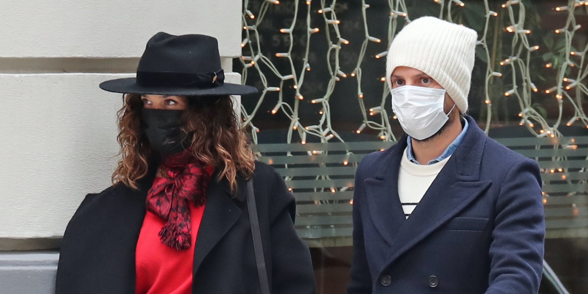 Juana Acosta pasea su amor con Charles Azalet por las calles de Madrid casi de incógnito por las mascarillas