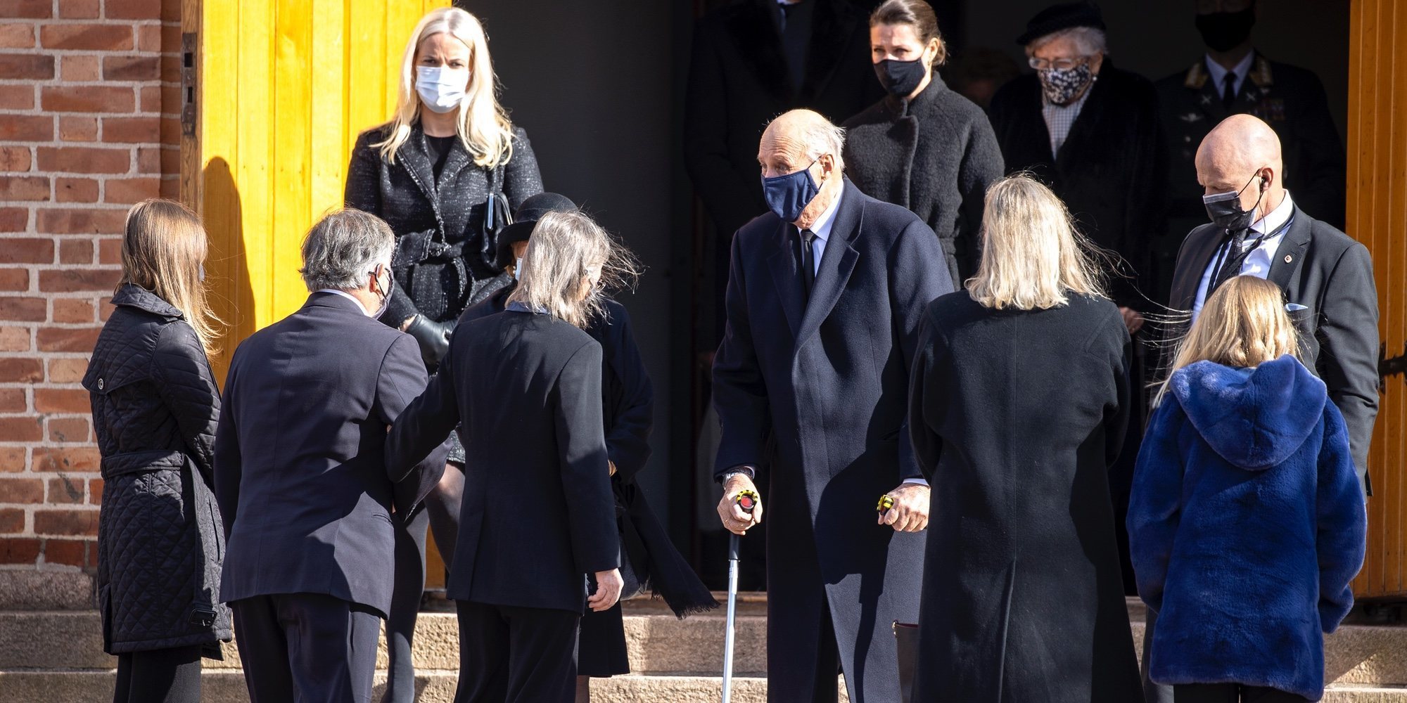 Primeras imágenes de Harald de Noruega tras su operación en la pierna: entre familia en el funeral de su cuñado