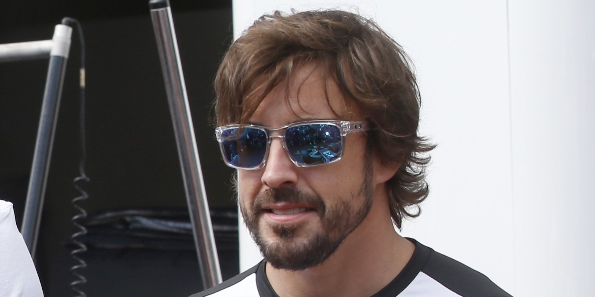 Fernando Alonso muestra su rostro tras la operación de mandíbula después de ser atropellado por un vehículo