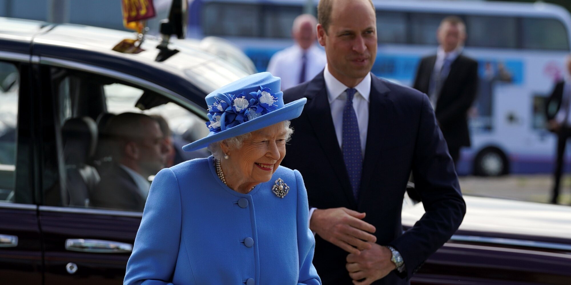 El regreso de la Reina Isabel a Escocia tras la muerte del Duque de Edimburgo acompañada por el Príncipe Guillermo