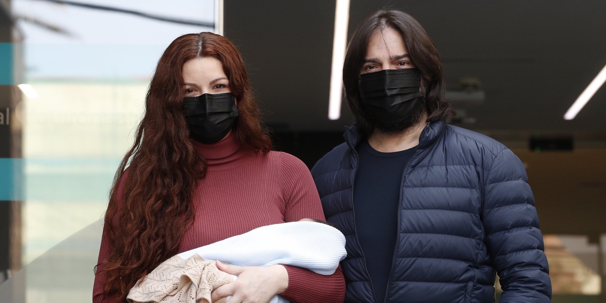Joaquín Cortés y Mónica Moreno presentan a su hijo Andrea a la salida del hospital