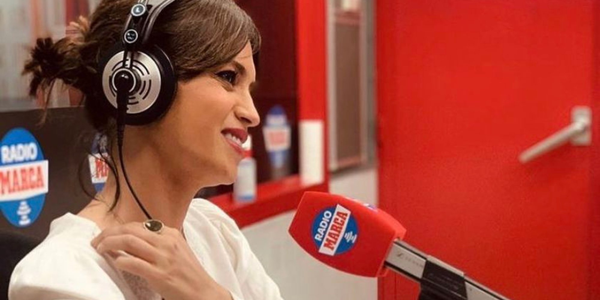 Sara Carbonero se emociona en su programa de radio al recordar a sus hijos gracias a una canción de Conchita