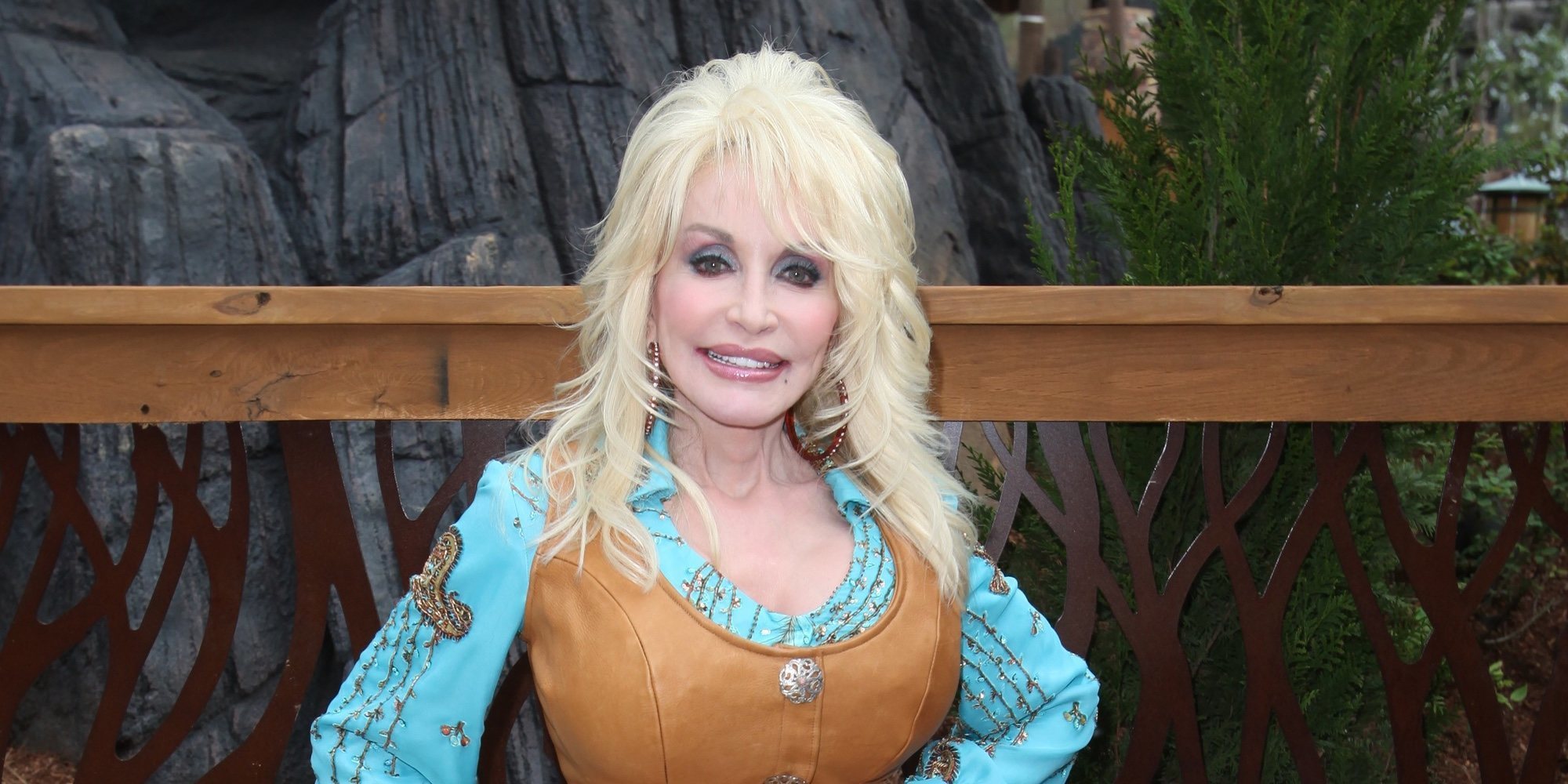 Dolly Parton recibe la vacuna del coronavirus que ella misma financió a ritmo de 'Jolene'