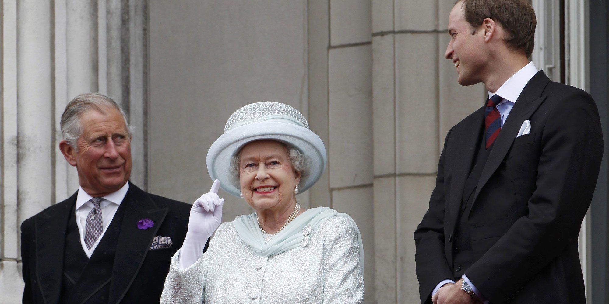 La Reina Isabel y el Príncipe Carlos respaldan al Príncipe Guillermo tras defender a la Familia Real Británica